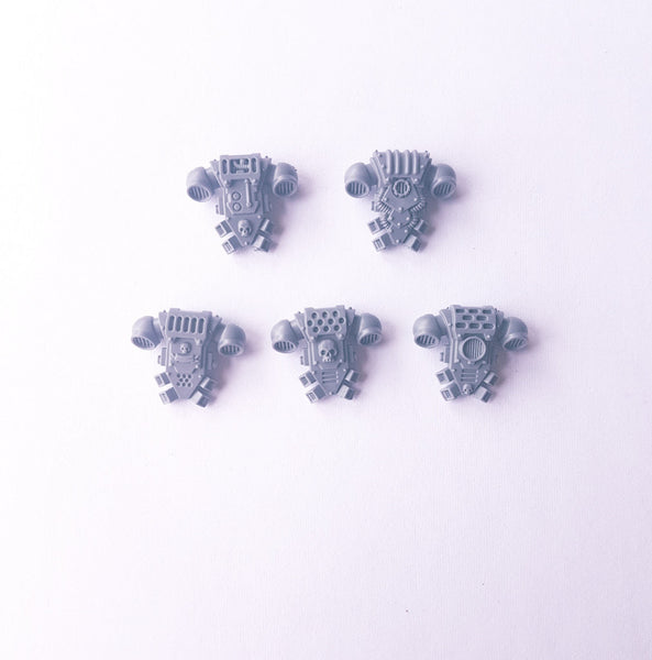 40k metal mini putting backpack Space Marine Backpack Bits